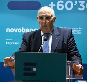 “É pena que os nossos políticos se esqueçam do país e nos faltem ao respeito como têm feito”